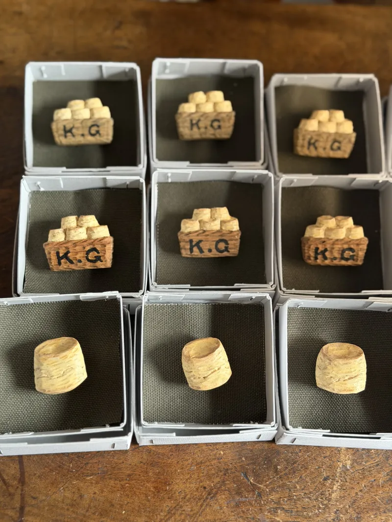 小池晶子氏が手掛ける木彫りのスコーンブローチに。10周年を記念したバスケットとスコーンが仲間入り。ぜひご覧ください。