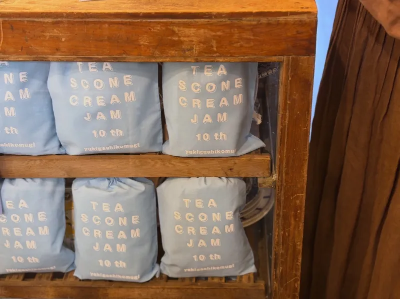 10周年を記念した水色の巾着袋にお菓子をセットした「東京蚤の市のおかしセット」ご用意します。お楽しみに〜！