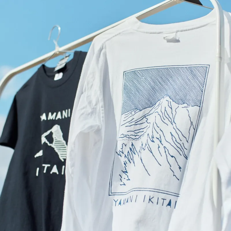 イラストレーター野台といえば「YAMANIIKITAI」Tシャツ