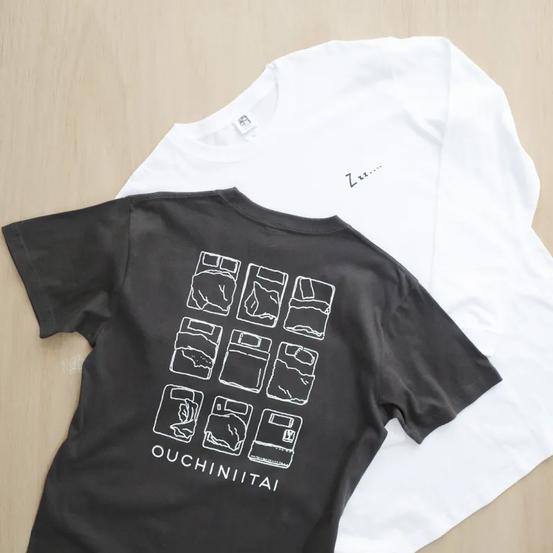 眠いを表現した「OUCHINIITAI」Tシャツ