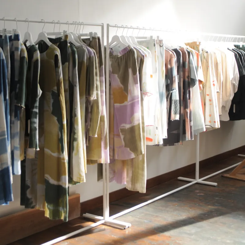 色々なデザインの洋服が並びます