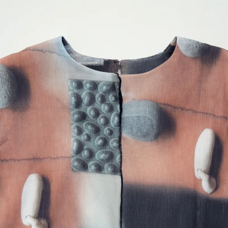 「fave」柄のトップス