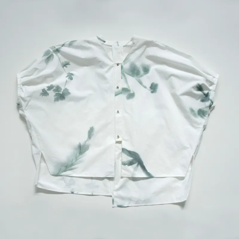 「garden」柄のブラウス