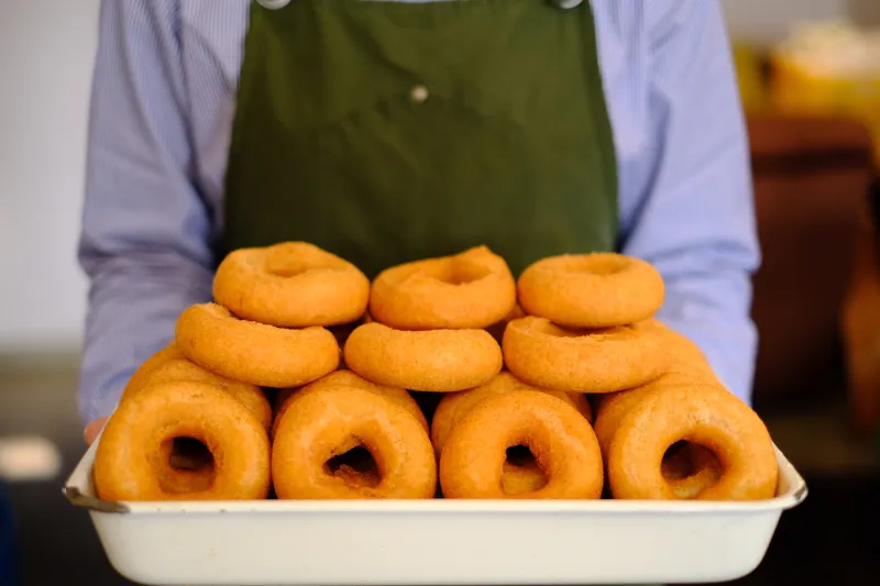 ぞうめし屋のドーナッツたくさん仕込みます！　揚げたてを食べていただきたいです！