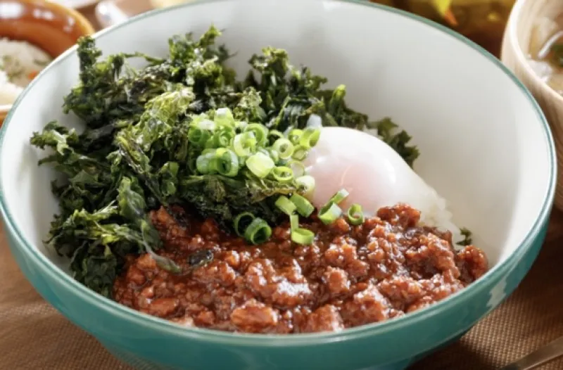 みそ屋が作る肉味噌、温玉、パリパリ海苔を乗せた肉味噌のり玉ごはん！