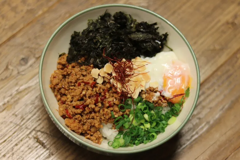 旨辛の台湾肉味噌と温玉、パリパリ海苔、アーモンドを乗せた台湾肉味噌ごはん！