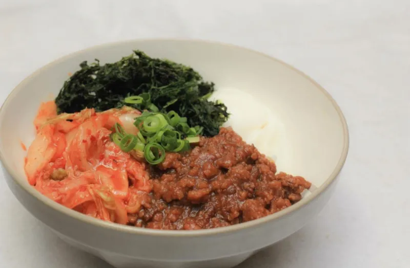 迷ったらコレ！肉味噌ごはん全部のせ