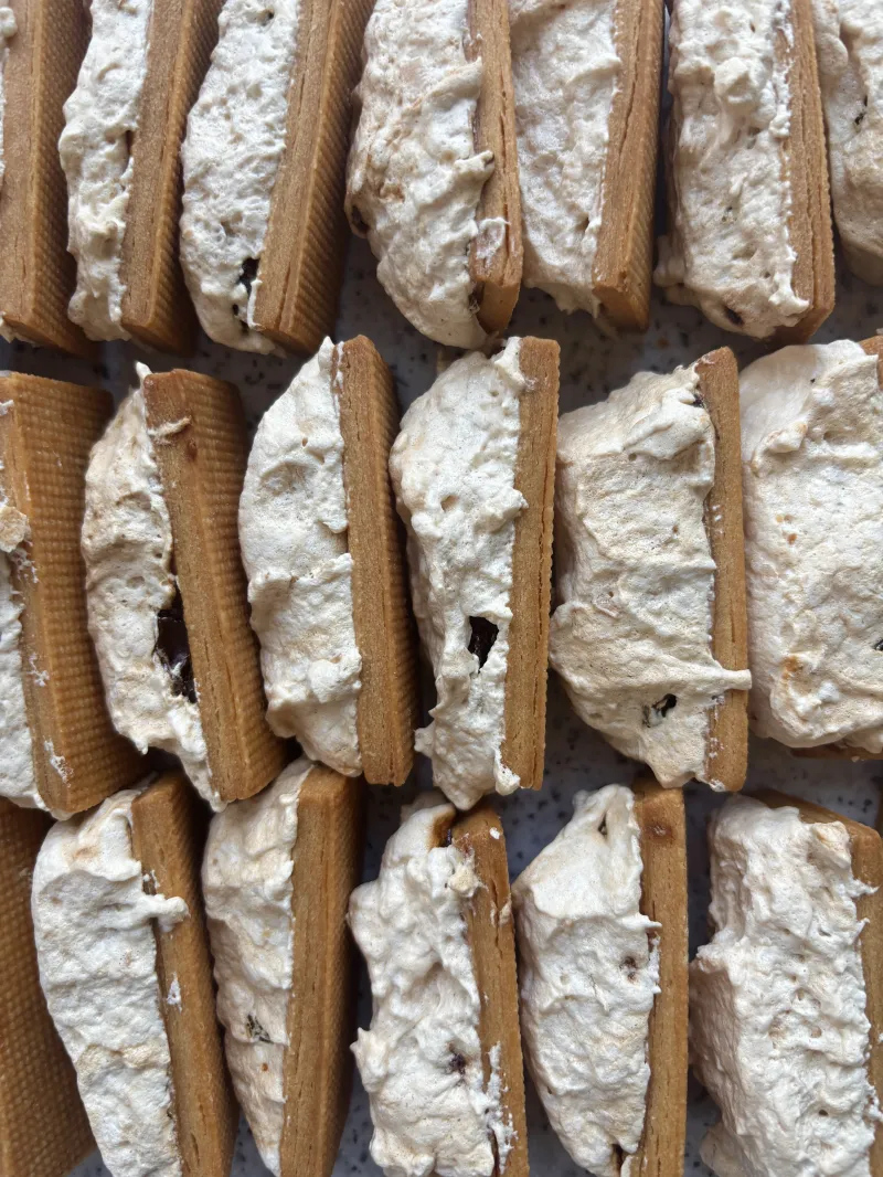 ラズベリー、レーズン、ナッツを混ぜ込んだ軽やかなメレンゲ菓子