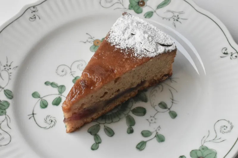 スパイスとナッツが香る生地にラズベリーを合わせた伝統の焼菓子