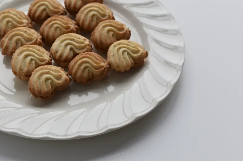 アプリコットジャムをサンドした、香ばしい三日月型のクッキー