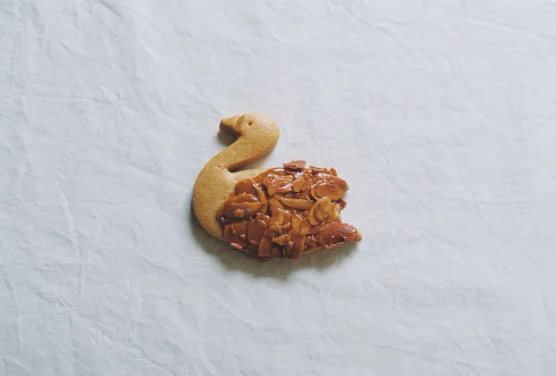 「クッキーサンドアイス」MOM珈琲にクリームチーズと珈琲ゼリーのアイスをサンド！　珈琲をしっかり味わえるティラミスみたい！