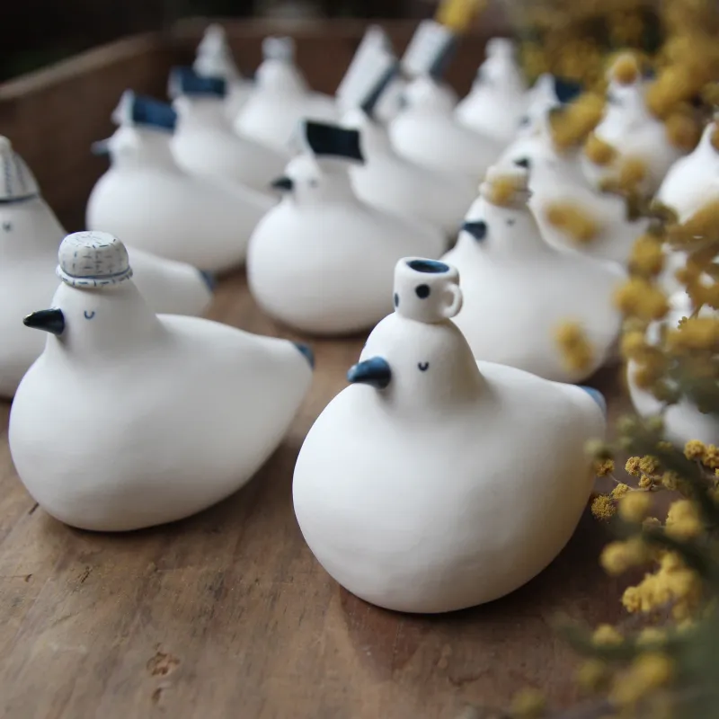 『陶の鳥』手作りの白い陶器の鳥、まんまるな体はおもちのように可愛らしいです。お気に入りのヘッドアクセサリーを選んで、お家に連れて帰って飼いましょう！