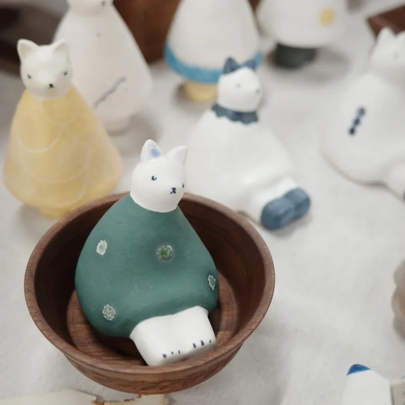 『陶の猫』手作りの陶器の猫、お洋服の柄はすべて一点物です。あなただけのお気に入りの一匹を、ぜひお迎えください！。