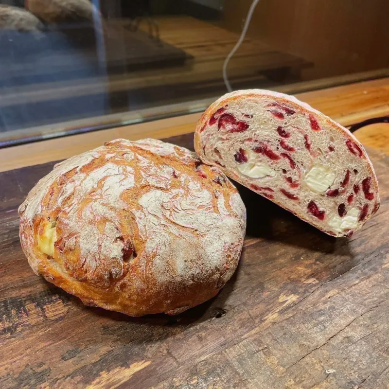 「クランベリーフロマージュ」甘酸っぱいジューシーなクランベリーと滑らかなクリームチーズがたっぷり入ったカンパーニュです。