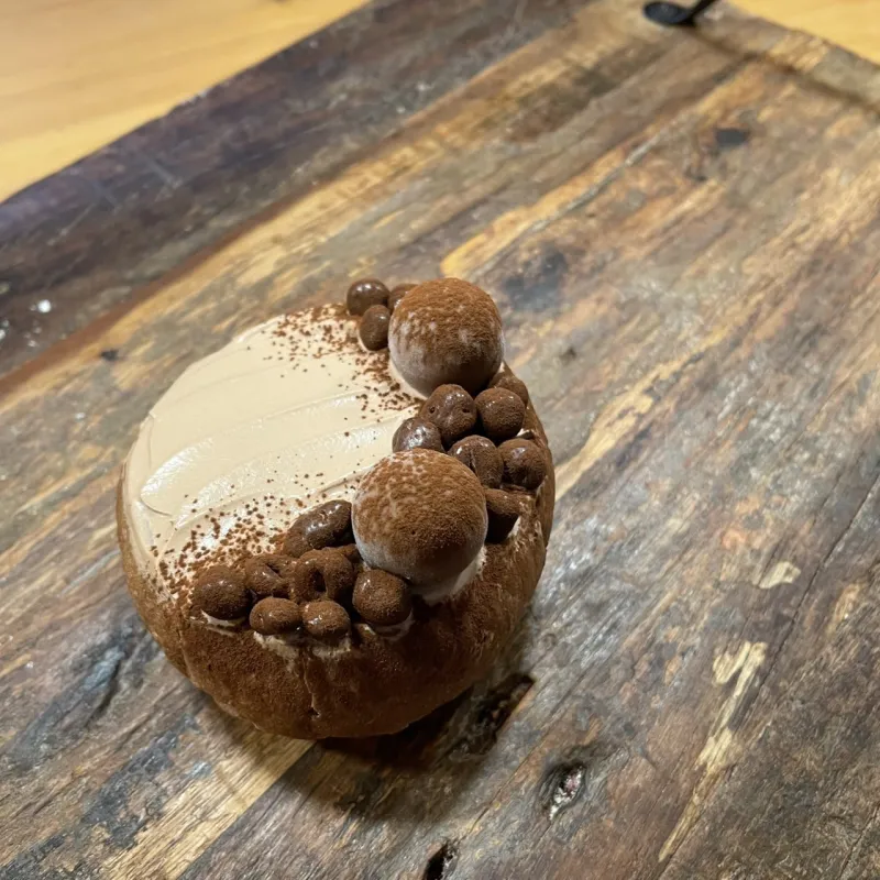 「ブリオッシュショコラ」バターと卵たっぷりのブリオッシュ生地に見た目も可愛いショコラクリームの組み合わせとなっております。