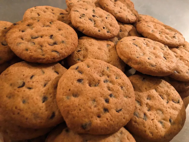 アメリカンクッキー。モラセスが入った生地にナツメグと シナモンをきかせて、中にはチョコチップを。大きいクッキーを頬張るといい気分！