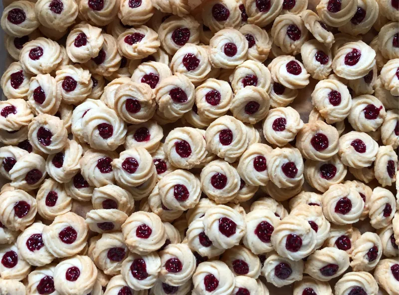 ロシアンクッキー。軽やかな食感のバタークッキーに ラズベリージャムをちょこんと のせて。どこか懐かしい味です。