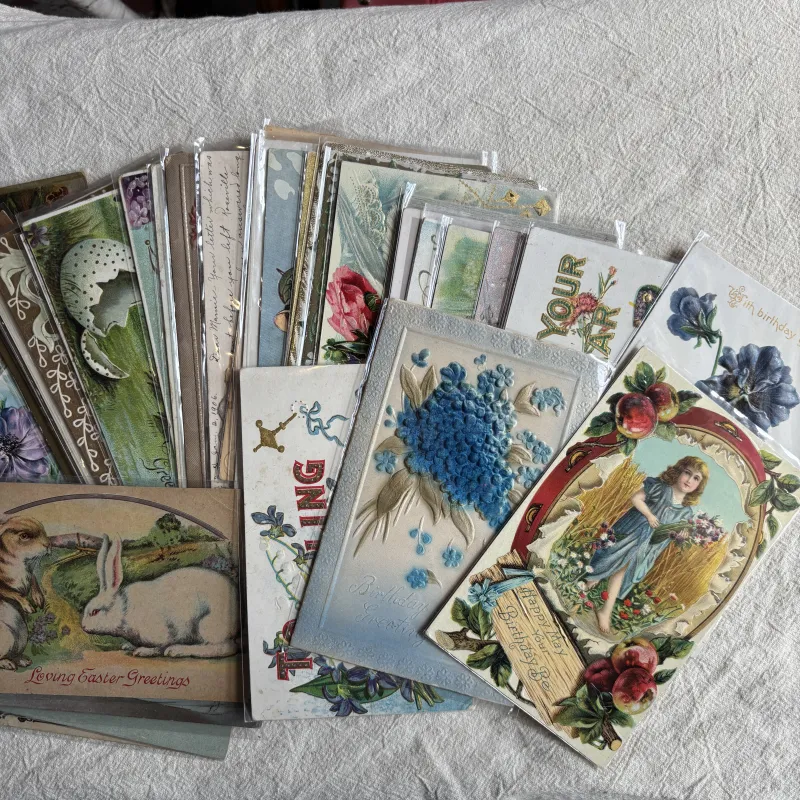 「ANTIQUE POST CARD」印刷、文字、消印、どれも当時のまま。かつて誰かが想いを込めて送った物語のある一枚。今ではみられないデザインや色使い。額に入れるだけで立派なアートピースに！