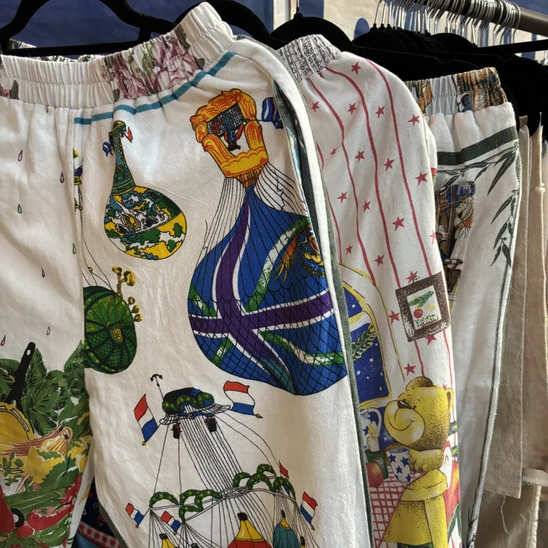 「REMAKE PANTS」ビンテージのキッチンクロスやファブリックカレンダーを素材に用いてリメイクしたパンツです。ビンテージの生地を使用して一つひとつ手作りで作られている為、同じ柄の再入荷はありません！