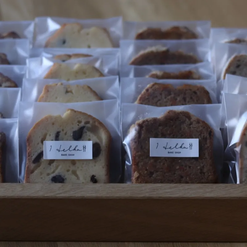「パウンドケーキ」フルーツや茶葉、スパイスを組み合わせたパウンドケーキ。人気の生の人参や生姜から作った人参スパイスパウンドや、レモン果汁をたっぷり使ったレモンパウンド。