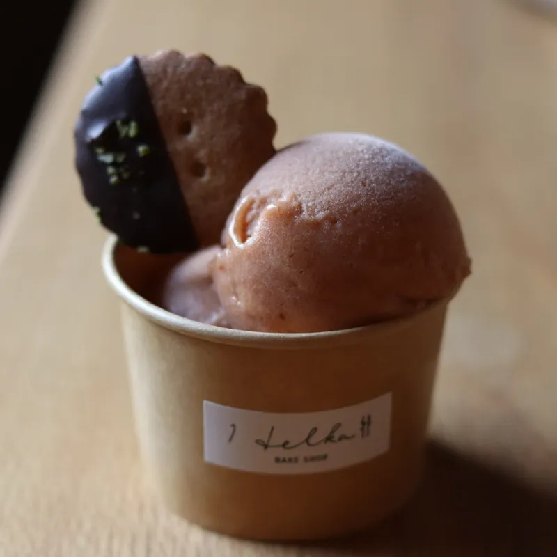 「アイス」フレッシュな素材を使って、無添加のアイスクリームを全てお店で手作りしています。甘さはギリギリまで控えて、素材がもつ自然な味が引き立つように仕上げています。