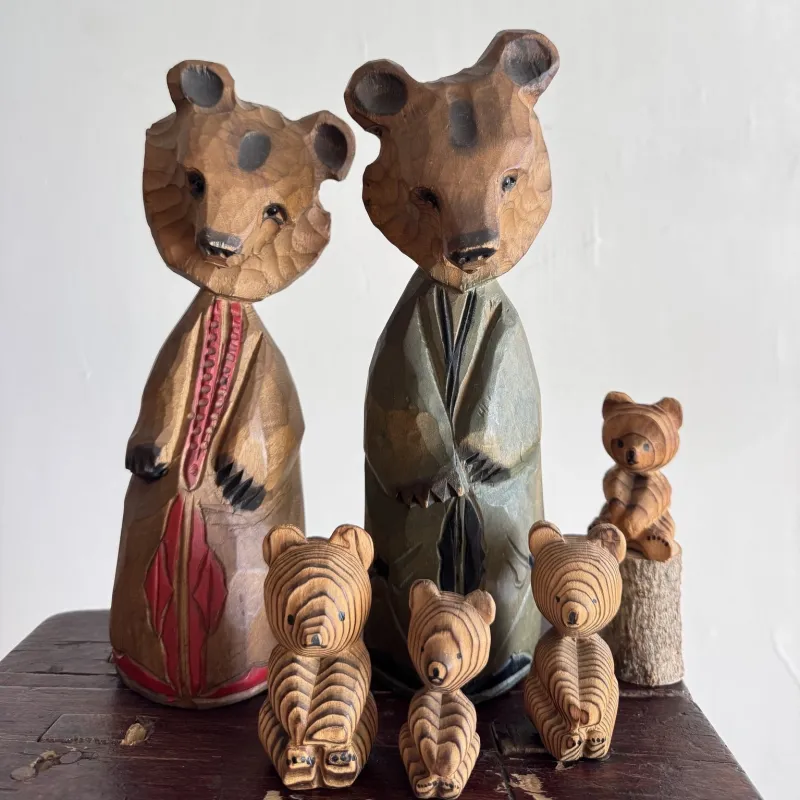 「アイヌの夫婦熊とくまボッコ」気がつけば、クマの家族がそろいました。ほっとする景色が生まれます。