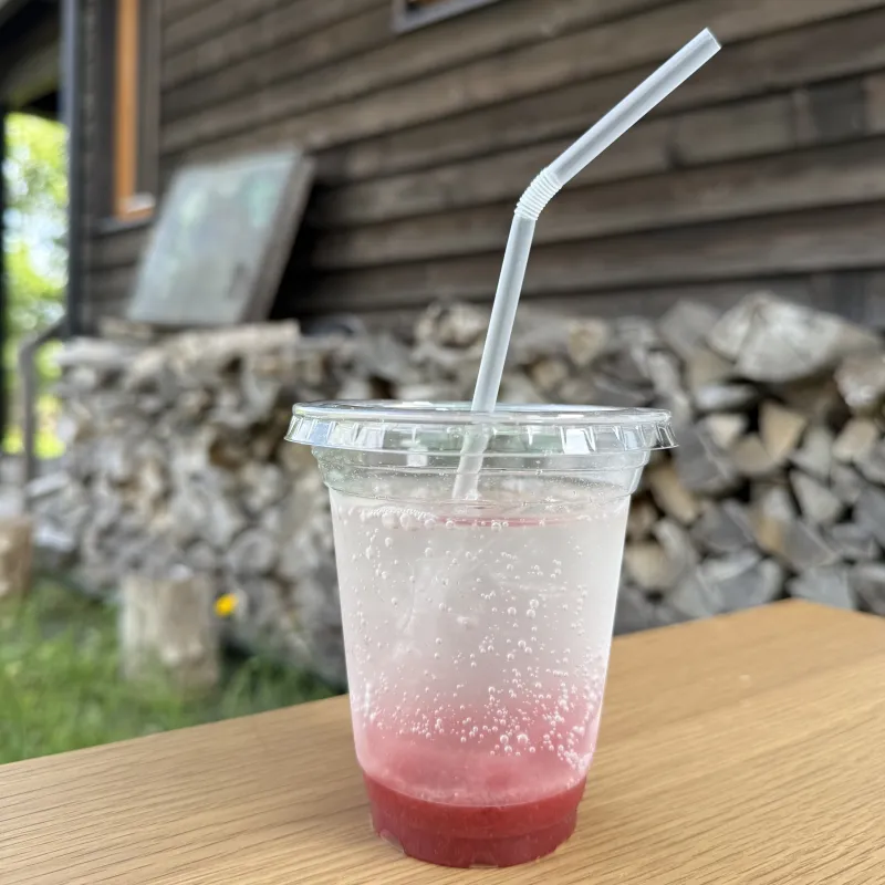 「ルバーブソーダ」栗山町産の真っ赤なルバーブを使用したルバーブソースのソーダ割り。