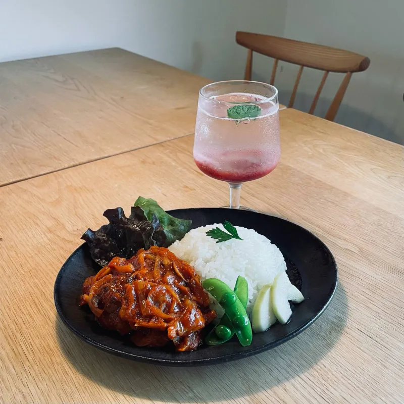 「煮込みハンバーグとルバーブソーダ」初夏のごちそう。コク深いトマト煮込みハンバーグの旨みと、あまずっぱいルバーブソーダのさわやかさ。