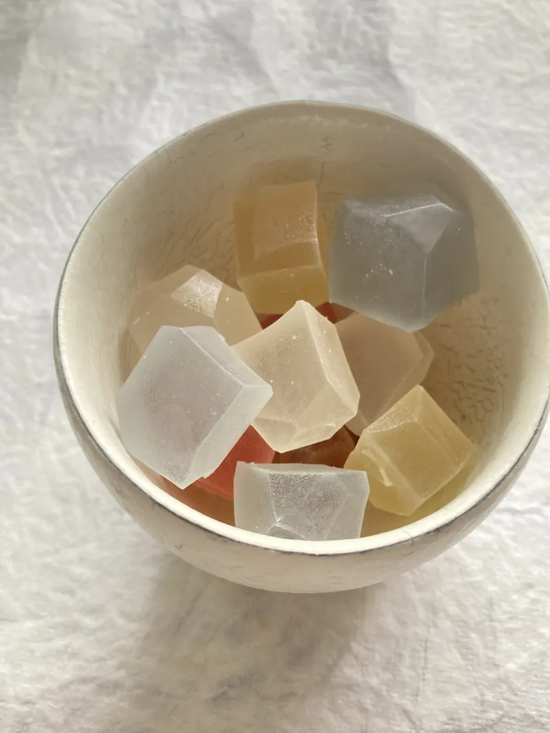 周りはシャリ中はゼリー感の琥珀羹