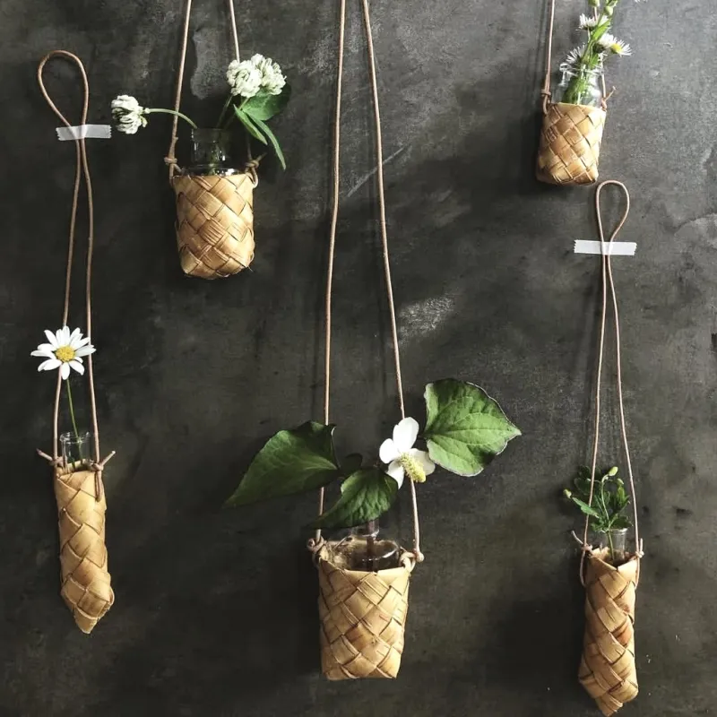 道端の花を摘んで飾りましょ。ゆらゆら揺れる花器。