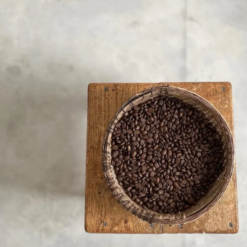 「自家焙煎コーヒー豆」毎日飲みたくなること。日々の暮らしにそっと寄り添うこと。そんな一杯になれたらと願い焙煎しています。中深煎り「楚々」、深煎り 「凛々」をご用意。