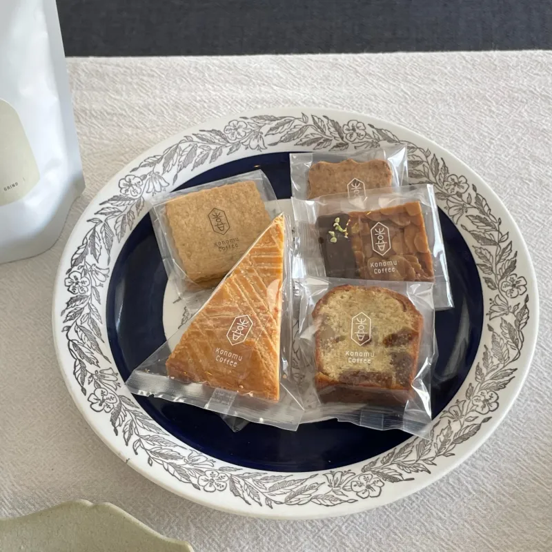 「焼き菓子」おやつには、北海道産の素材や平飼いの有精卵、有機小麦などを使用し、シンプルに、丁寧にお作りをしています。コーヒーのお供にぜひ。