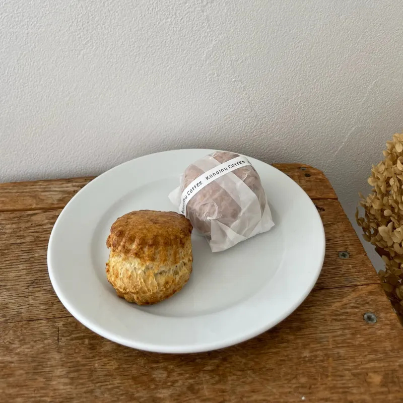 「スコーン」小麦の香ばしさとバターの豊かな風味が広がる、大樹町産の有機全粒粉のスコーン。リベイクすると、できたての美味しさをお楽しみいただけます。