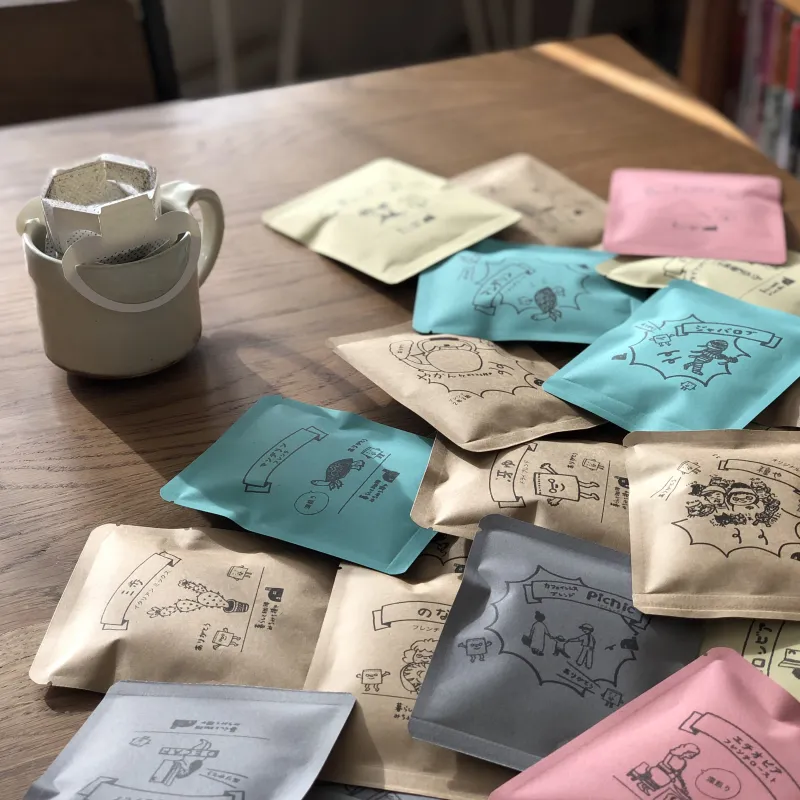 「炭火自家焙煎珈琲ドリップパック」１杯分なんど12gで贅沢な味わいを手軽に誰でも楽しめます。おまかせセット、デカフェセットなど、お土産にぴったり。