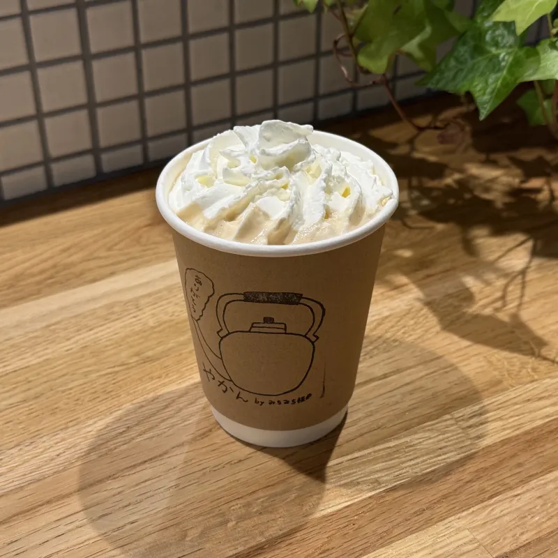 「炭火自家焙煎珈琲ハンドドリップホットコーヒーにホイップクリームをトッピング」淹れたてのハンドドリップコーヒーに冷たいホイップクリーム