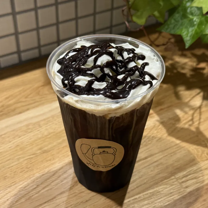 「炭火自家焙煎珈琲ハンドドリップアイスコーヒーにホイップクリームと特製チョコソースをトッピング」店舗で人気のメニューを贅沢にアレンジしました。