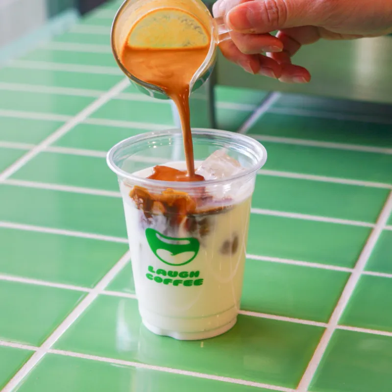 濃厚エスプレッソが注がれる、とろっとろなアイスカフェラテ