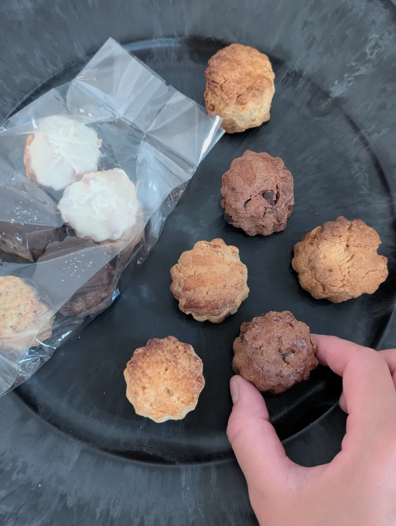 「ぽっぷすこーん」小さい一口サイズのスコーン。味はその日のお楽しみ。