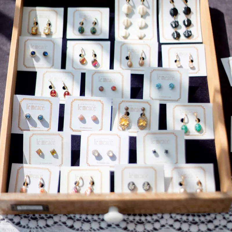 「ヨーロッパ・ヴィンテージアクセサリー」完成されたヴィンテージアクセサリーもたくさん並びます。