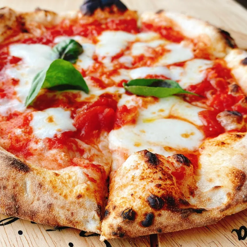 『ナポリ乳牛マルゲリータ』こだわり抜いた本場イタリアの食材たちと、無農薬で丁寧に育てたバジルの人気NO.1メニュー