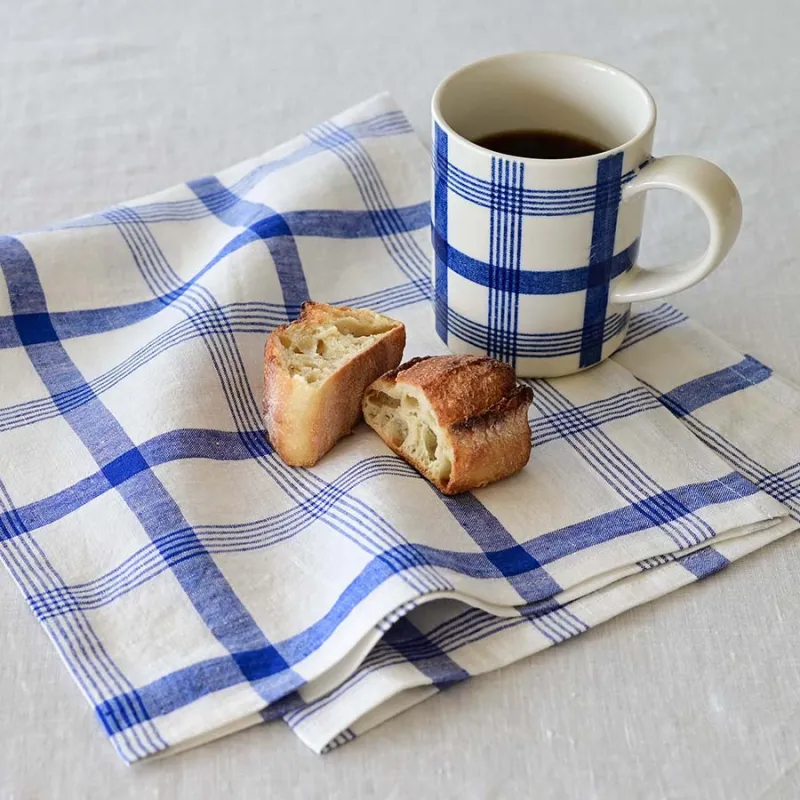 「ファブリックマグ」銅版転写という方法でリアルな布目を施したマグ。ポップなチェック柄が、食卓に軽やかなアクセントを添えます。