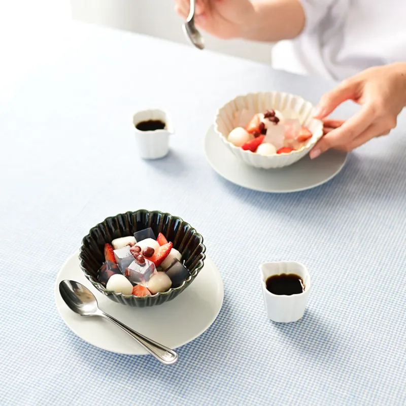 「ブローロ」「花冠」という意味の器。花びらの幅や縁のラインに変化を持たせた形状は、自然な動きと上品さをあわせ持ち、料理を特別に引き立てます。