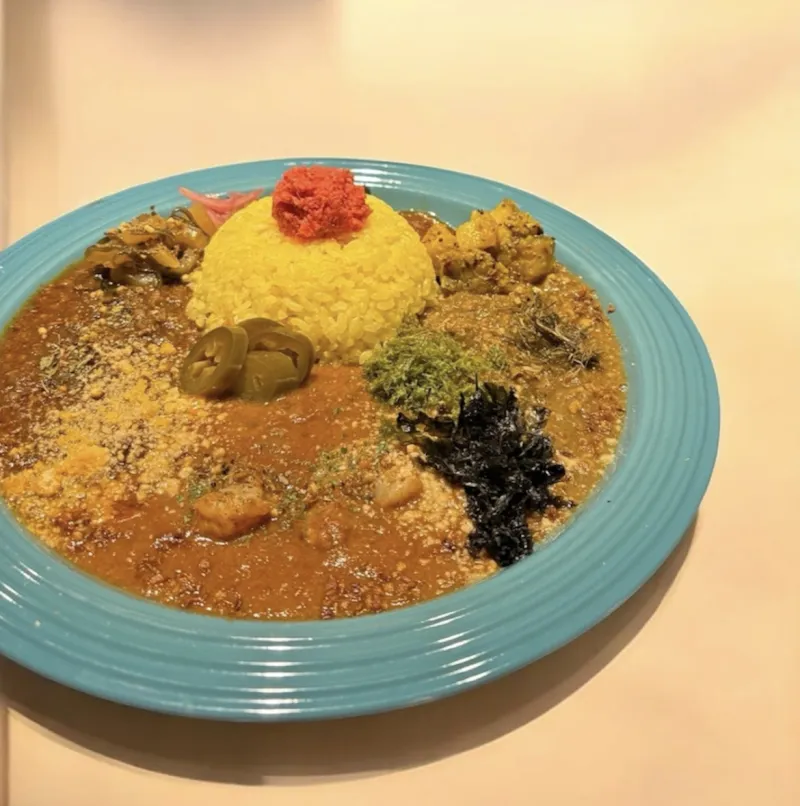 (あいがけカレー)ミフカレーでは1番人気。複数のカレーと副菜とライスをすべて混ぜて食べるのがおすすめ。食べすすめる毎に変わっていく食感や味わいをお楽しみ下さい。