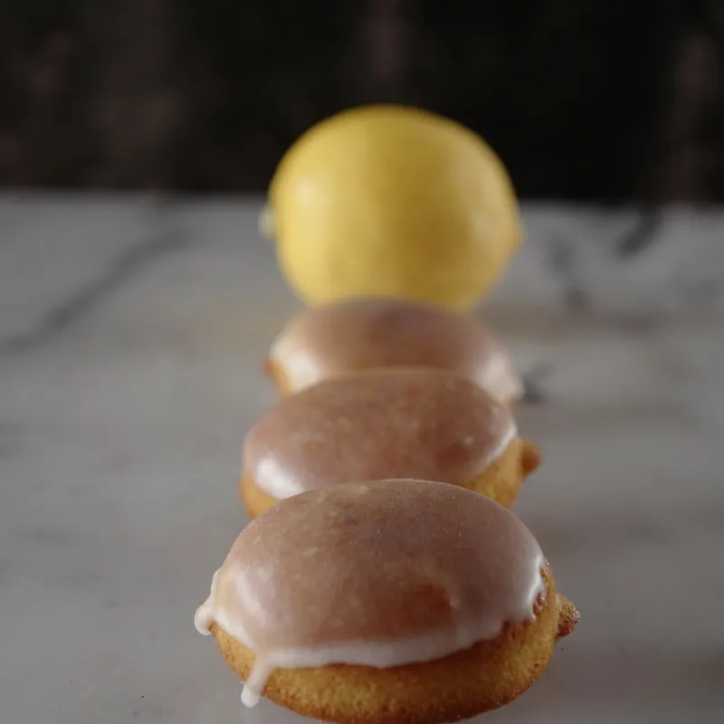 「レモンケーキ」有機レモンを使用したレモンケーキ。やさしく香るレモンの酸味と旨みと、薄くかけたグラス・ア・ローが上品なレモンケーキ。