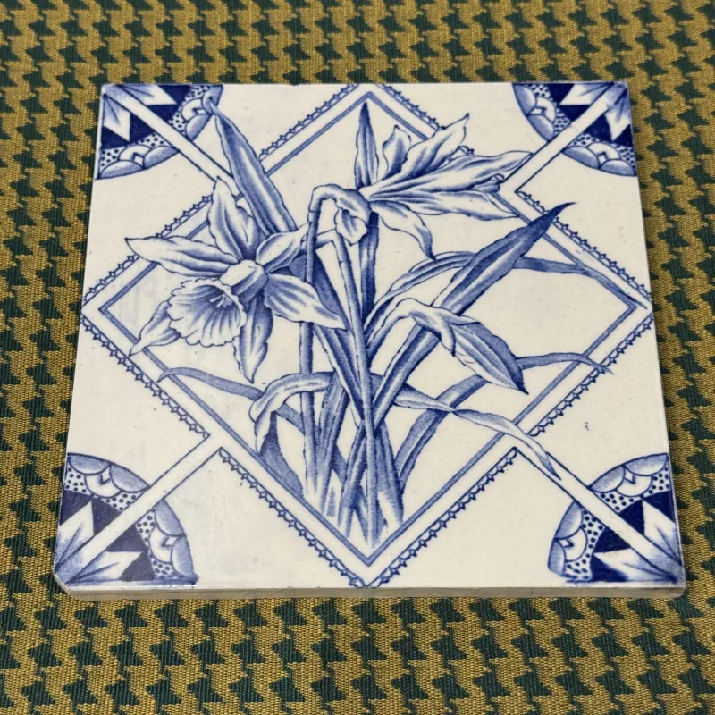 「Antique Tiles from UK」イギリスのアンティークタイルです。だいたい100年前もしくはそれよりも古い年代。単色のタイルはシンプルで素敵。.HEIC