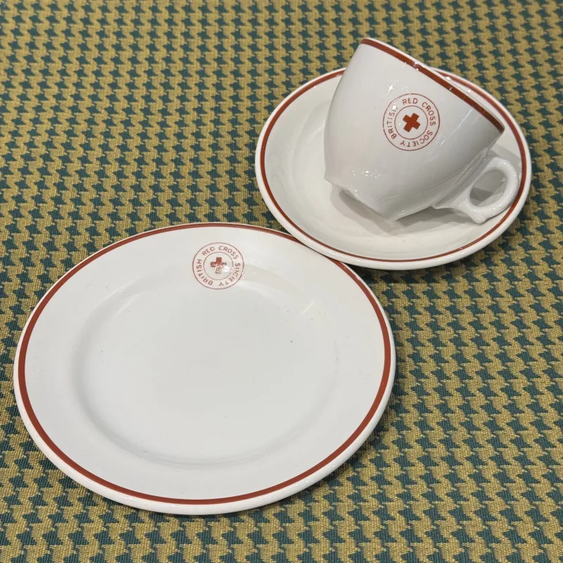 「British Red Cross tea trio」ブリティッシュレッドクロス（イギリスの赤十字）で使われてたティートリオ。どんな時でもイギリス人はティータイムが大切！.HEIC