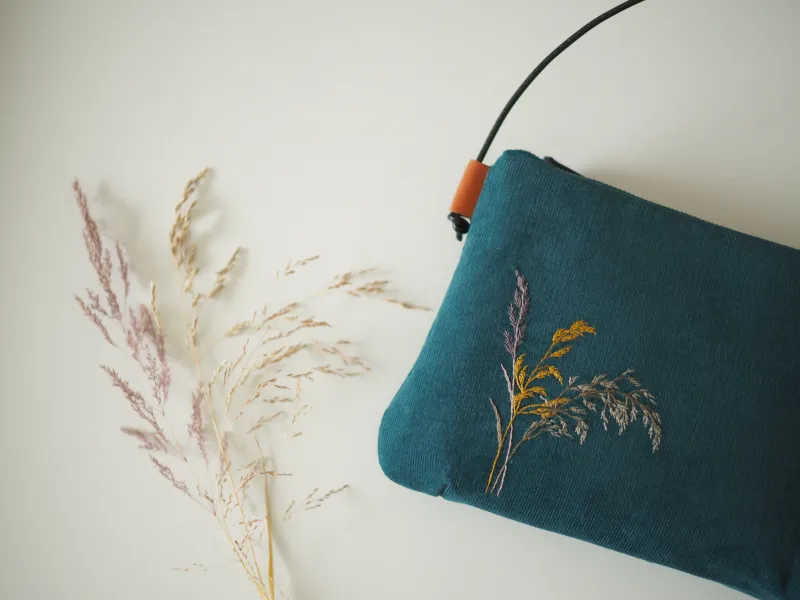 「時の種」枯れた植物をそのまま刺繍したものを’時の種'と名付けています。実物を見ながら刺した鞄やポーチです。