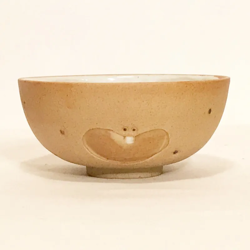 「笑顔のじゃがいもの器」その見た目からチープに流されがちですが、実のところは職人技の丁寧なハンドペイント。人形を得意としていた工房の作品です。