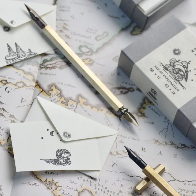「Brass Nib Holder #103 “Double Point” 」真鍮を削り出した、無駄のない鉛筆のような形のペン軸です。両端にペン先を掴む機構を備え、異なる書き味をスムーズに使い分けられます。
