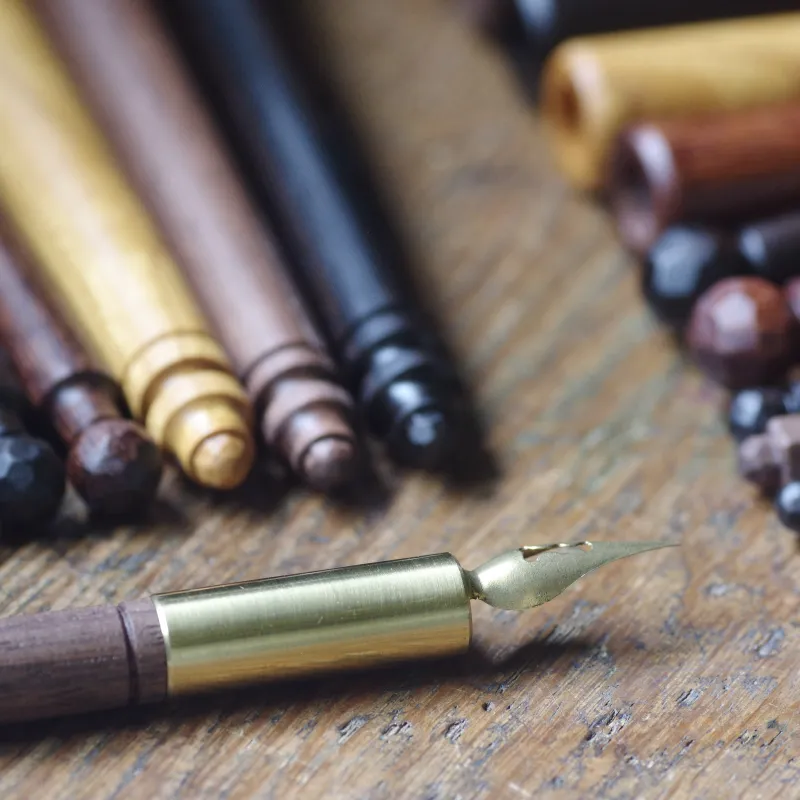 「Wood Nib Holder 」木工作家ゴロンドリーナさんと一緒に、木と真鍮を削り出して作った特別なつけペン軸です。